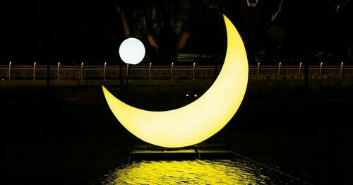 光影交錯的燈夜散策 —— 2025 年臺南月津港燈節的水岸詩篇