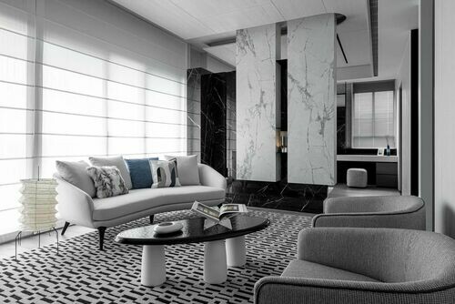 靜謐豐饒的灰蘊之詩 —— 現代詩意的美學對話