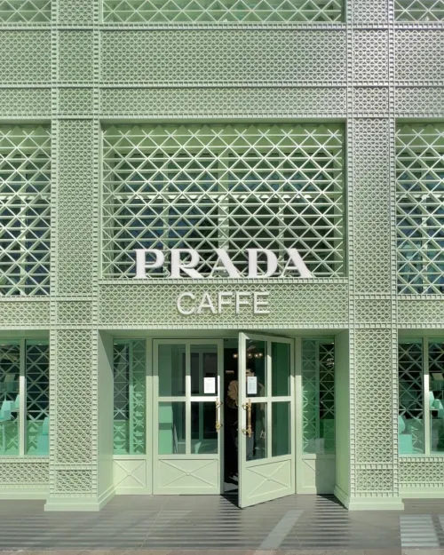 那一抹沁涼的薄荷綠——Prada Caffè 快閃倫敦哈洛百貨 限時一年時尚餐飲的打卡勝地