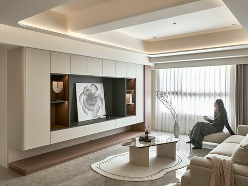 在光的呼吸裡的灼白之境 ── 讓世界停在剛好的光影日常